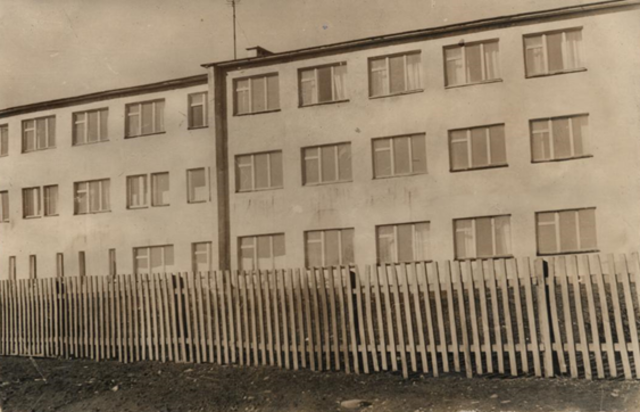 побудований пришкільний інтернат, у якому проживають діти з Гайворонки, Котузова та Гниловід