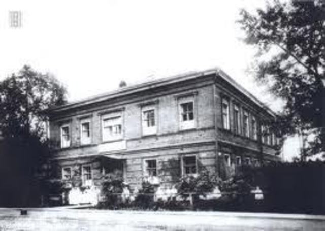 Построено 2х классное двухэтажное здание.