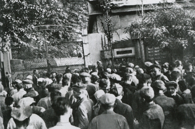 На развалинах города в быстром темпе начинается строительство механического завода