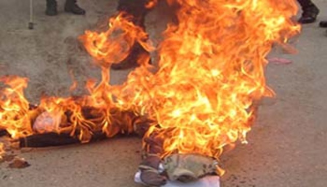 बेलायती राजदूतको पुत्ला जलाइयो