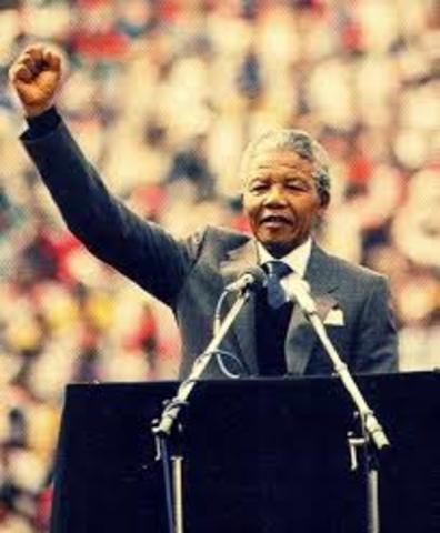 Mandela Steps Down