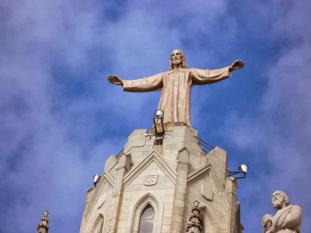 Se crean las escuelas del Sagrado Corazón.
