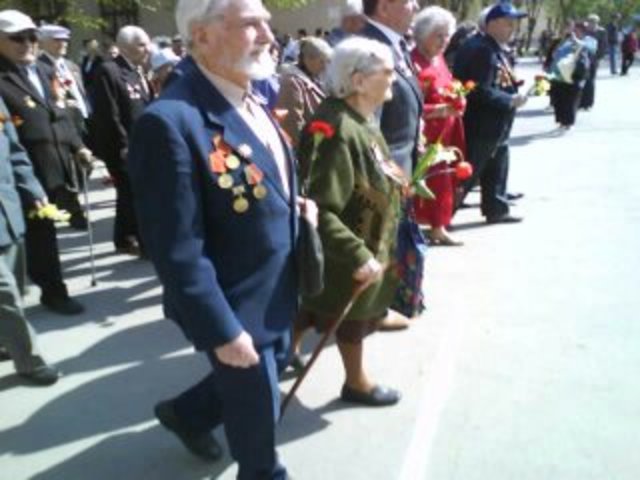 Важно помнить, что среди нас живут бывшие солдаты, участники Великой Отечественной войны. Относитесь к ним чутко и уважительно. Это очень малая плата за все, что они сделали для нас в 1945-м.