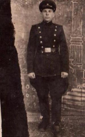 15 сентября 1941 года был призван на фронт.