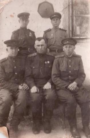 Далее принимал участие в сражениях на Курской дуге, был ранен.С 1944 по 1949 год служил на границе СССР и Польши (войсковая часть 2136).