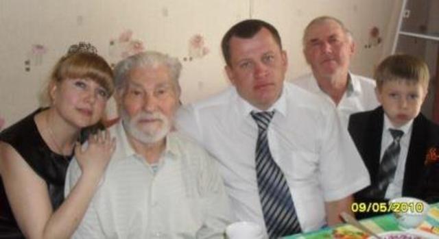 Слева направо:внучка Лена, Владимир Павлович, внук Виктор, зять Леонид, правнук Илья.