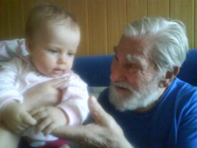 Владимир Павлович с правнучкой Машенькой.