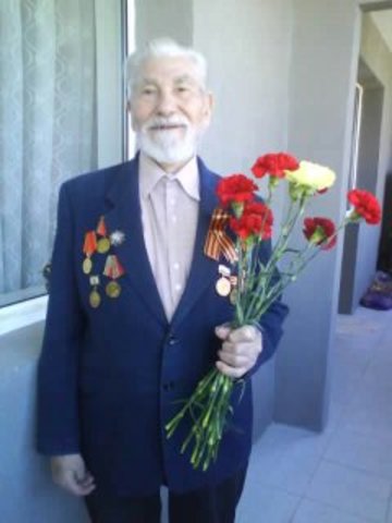 За мужество и доблесть проявленные в боях, был удостоен наград: