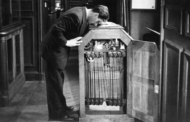 Генриху Уилкес изобретает аппарат «кинетоскоп»