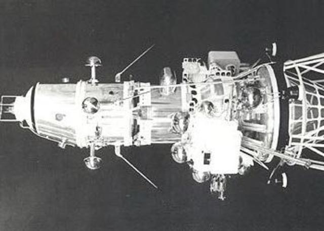 Первое достижение Луны советским космическим кораблем "Луна-2"