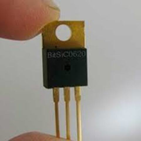 Primeiro transístor de junção bipolar