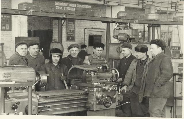 Рабочий завода