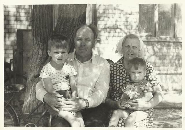 Михаил Иванович с внуками