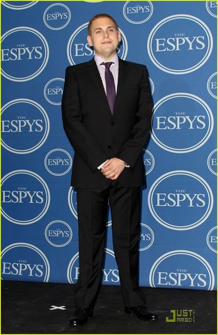 Jonah Persue de papeles serios.