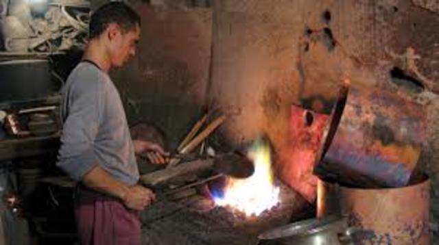 Vladek begins work as a tinman in a camp