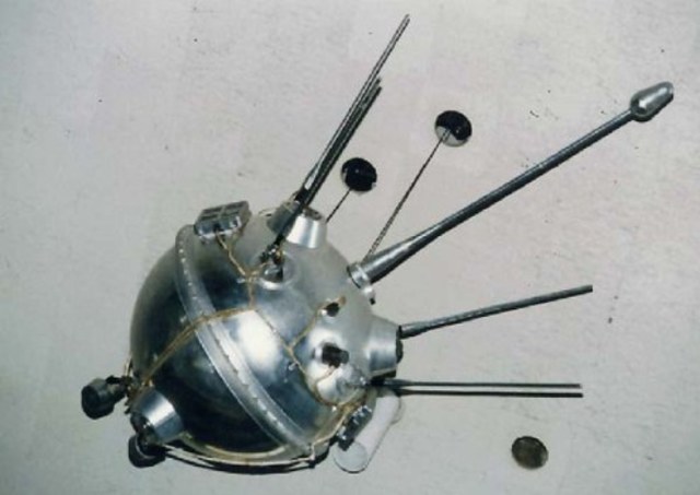 Первый аппарат, достигший другого небесного тела (Луна)