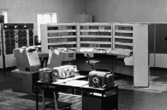 первая ЭВМ.