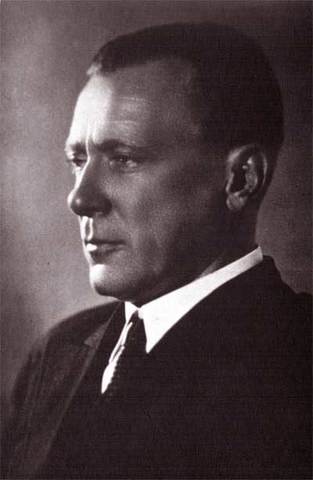 Начал употреблять морфий