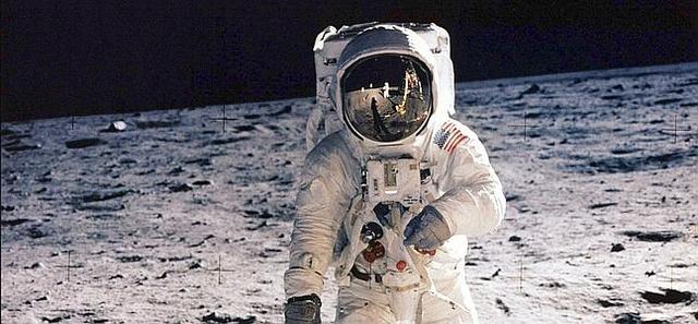 EL`PRIMER SER HUMANO EN PISAR LA LUNA