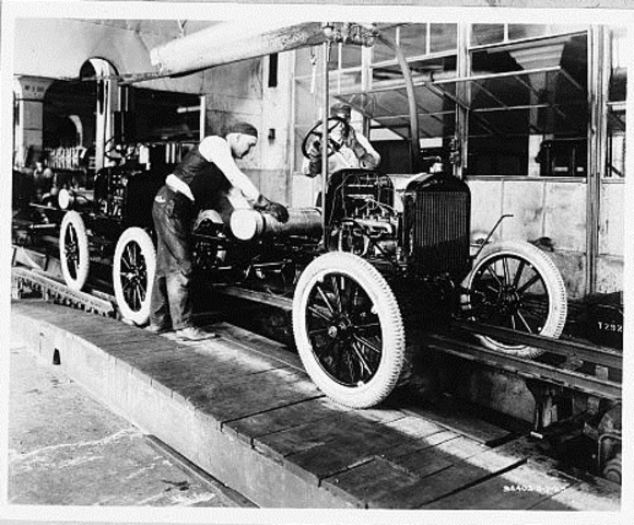 Ford implementa la cadena de montaje
