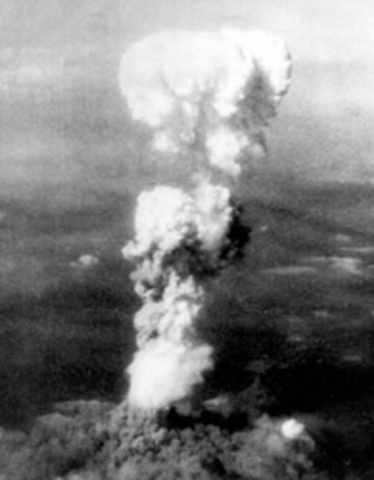Estados Unidos lanza la bomba atómica