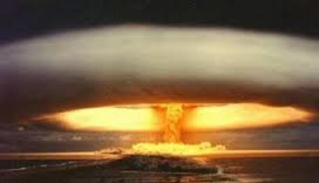 Estados Unidos lanza la bomba atómica
