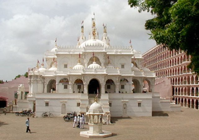 The team will take a taxi to Neasdon and visit the Shri Swaminarayan Mandir Temple.  The Arti Ceremony Challenge.