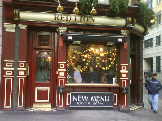 The team will walk to The Red Lion for dinner.