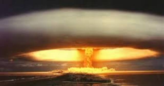 Estados Unidos lanza la bomba atómica