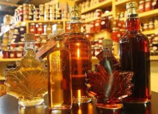 Eat late lunch inside at the Cabane à sucre l'En-Tailleur