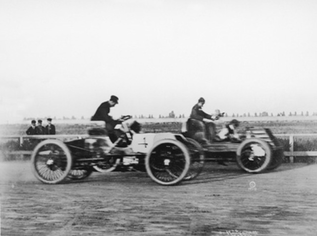 Ford wins 10-mile car race