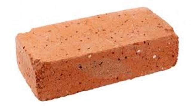 Surgem os primeros tijolos