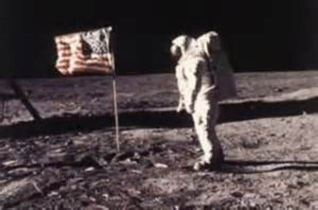 El hombre llega a la Luna
