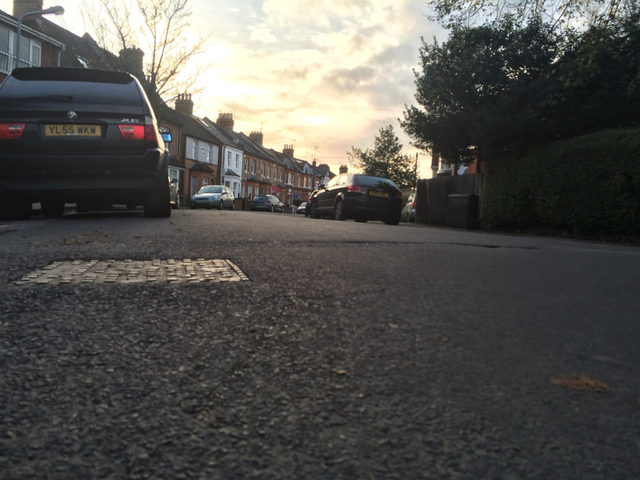 The robbers' car comes into view