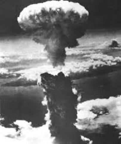 Estados Unidos lanza la bonba atomica