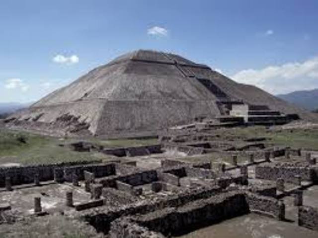 Teotihuacan collapses