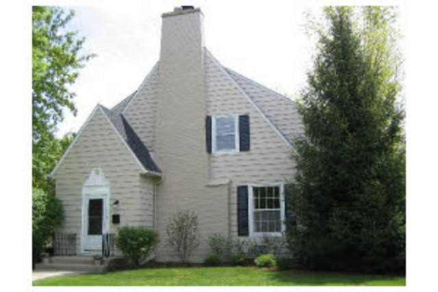 Sarah buys a house! No more living in a tiny condo with a large barking dog above her :)