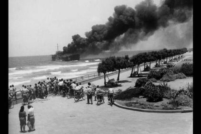 אוניית הנשק אלטלנה עולה בלהבות