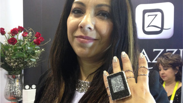 A piece of jewelery that can display photos from your phone.
