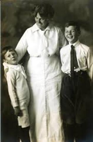 Hoovers 2nd child is borne