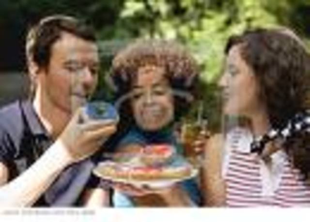 African Americans order doughnuts in caffe and they did not get served