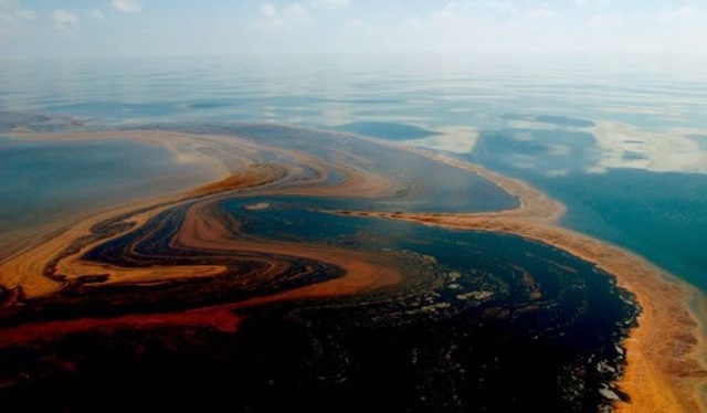 Oil leak gushing 1000 barrels a day