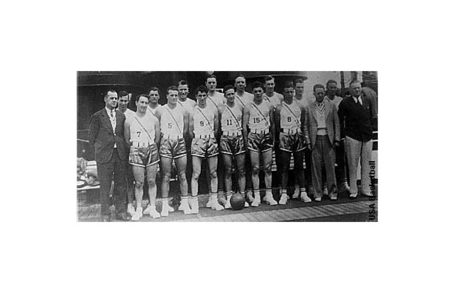 Converse All -Stars fueron usados ​​por el equipo de EE.UU. en el Primer Certamen Olímpico de Baloncesto Juego