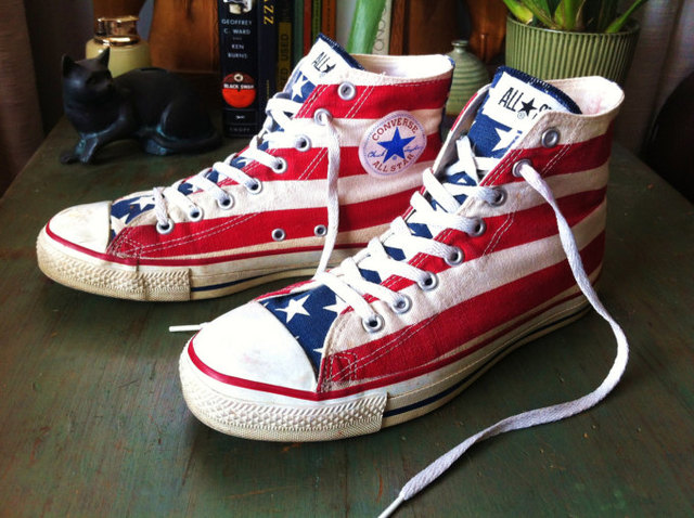 Un par de las Estrellas y Barras pareja formada por 75 aniversario del zapato está en el Smithsonian