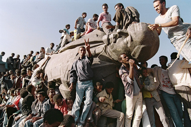 The Soviet Union breaks up