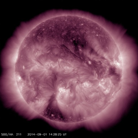 На Солнце наблюдается большая корональная дыра