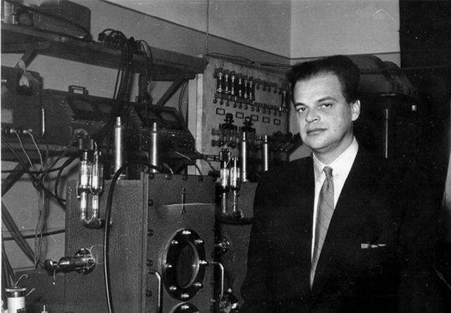 Первый микроволновой генератор