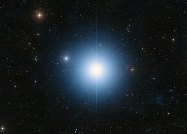 Звезда Фомальгаут входит в тройную систему звезд