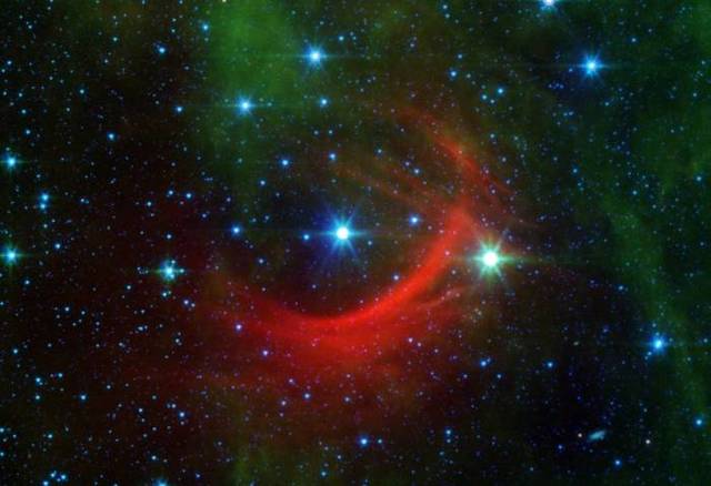 Сверхгигант Каппа Кассиопеи глазами телескопа Спитцер