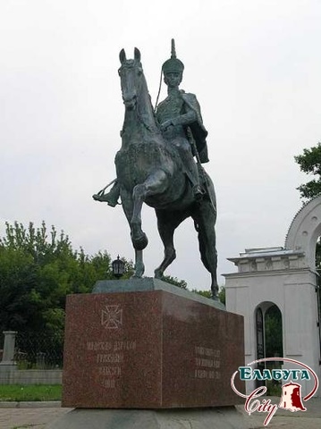 Памятник кавалерист-девице Дуровой Н. А.